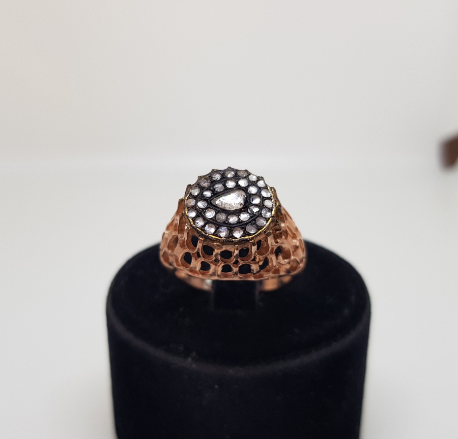 ORTASINDA DAMLA FORMUNDA ELMAS TAŞ BULUNAN DİVANHANE ÇİVİSİ MODELİ YÜZÜK