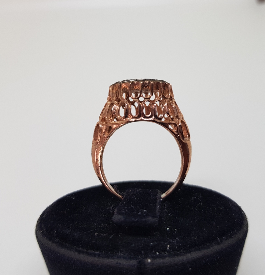 ORTASINDA DAMLA FORMUNDA ELMAS TAŞ BULUNAN DİVANHANE ÇİVİSİ MODELİ YÜZÜK