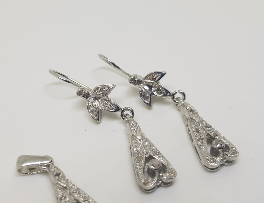 PIRLANTA TAŞLARLA SÜSLÜ KOLYE KÜPE TAKIMI