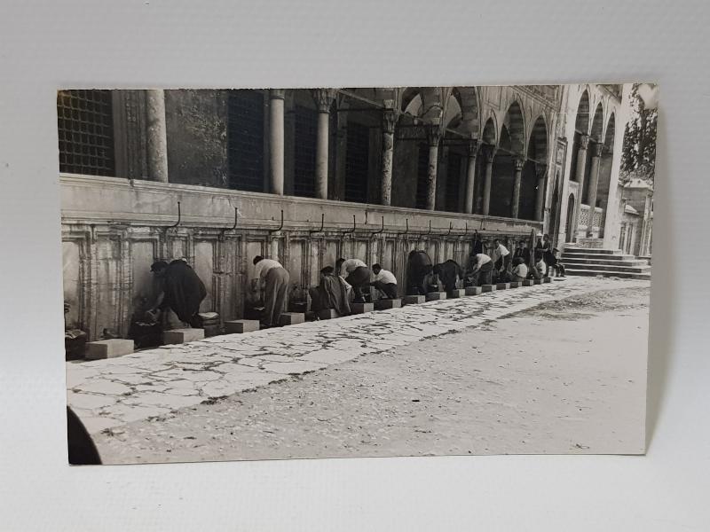 YENİCAMİ'DE ABDEST ALANLAR