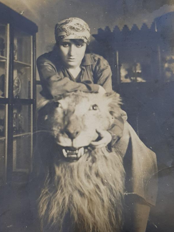 OSMANLI DÖNEMİ ASLANIN ÜSTÜNE BİNMİŞ KADIN FOTOĞRAFI