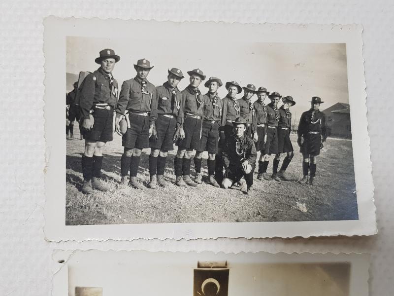 İLKOKUL ÖĞRENCİLERİ VE İZCİLER KONULU İKİ ADET FOTOĞRAF