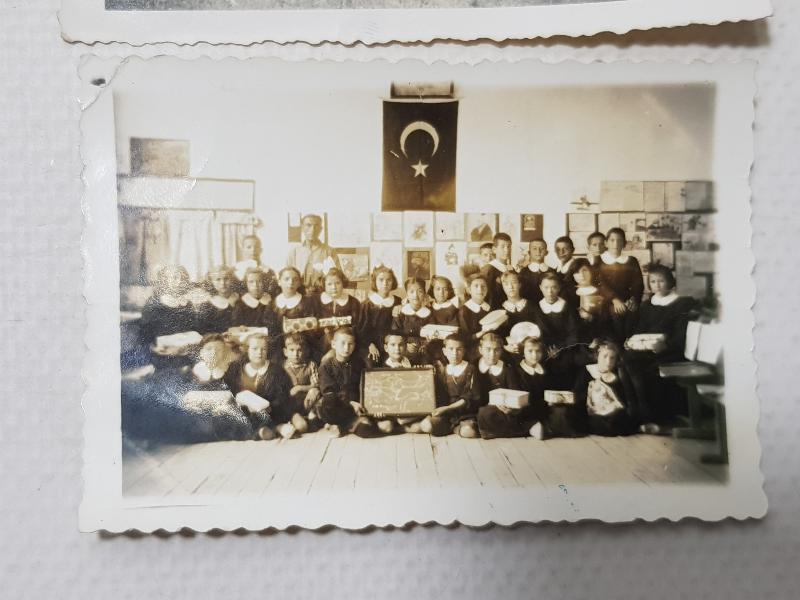 İLKOKUL ÖĞRENCİLERİ VE İZCİLER KONULU İKİ ADET FOTOĞRAF