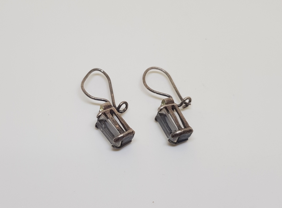 ÜZERİNDE AKUAMARİN TAŞI BULUNAN GÜMÜŞ KÜPE