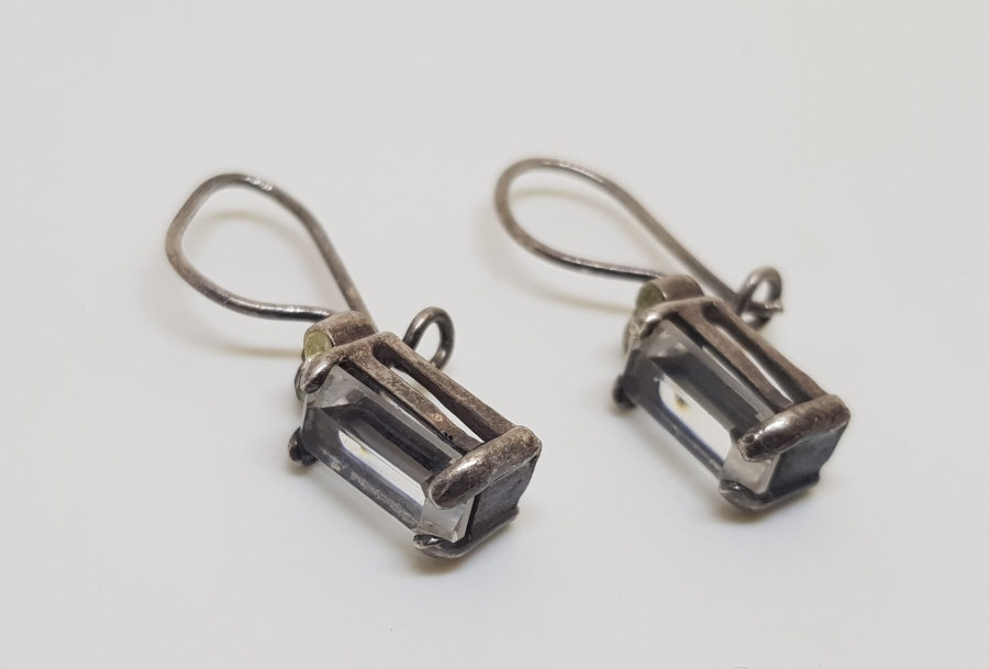 ÜZERİNDE AKUAMARİN TAŞI BULUNAN GÜMÜŞ KÜPE