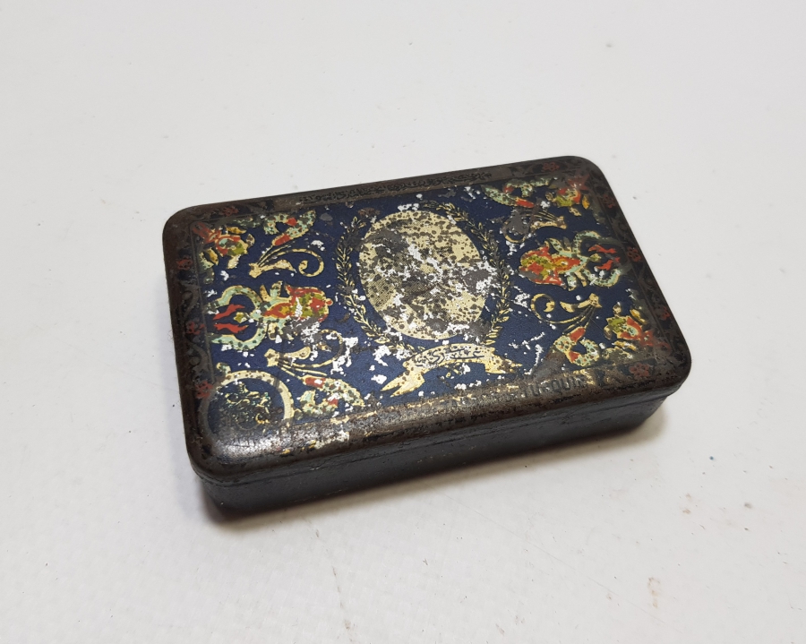 ÜZERİ OSMANLICA YAZILI VE ATATÜRK GÖRSELLİ GAZİ SİGARA TABAKASI