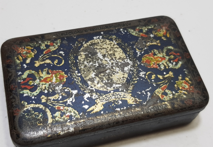 ÜZERİ OSMANLICA YAZILI VE ATATÜRK GÖRSELLİ GAZİ SİGARA TABAKASI