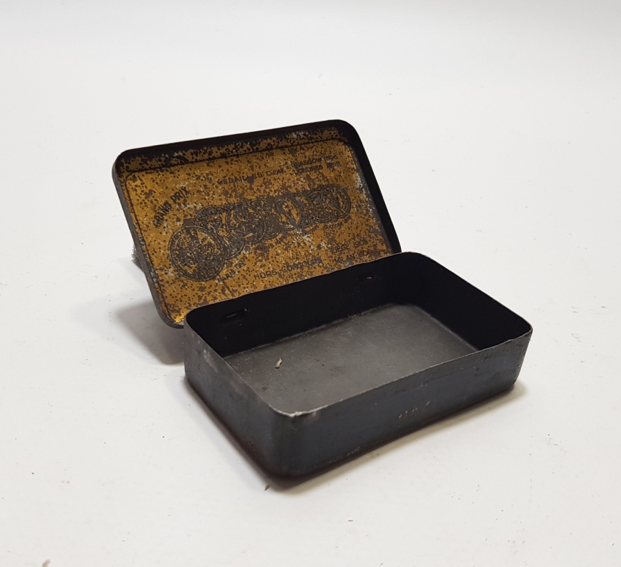 ÜZERİ OSMANLICA YAZILI VE ATATÜRK GÖRSELLİ GAZİ SİGARA TABAKASI