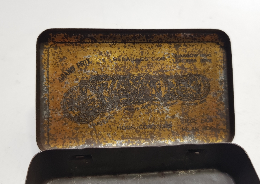 ÜZERİ OSMANLICA YAZILI VE ATATÜRK GÖRSELLİ GAZİ SİGARA TABAKASI