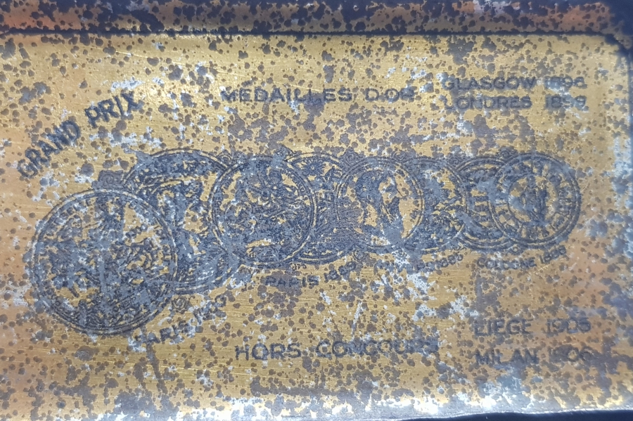 ÜZERİ OSMANLICA YAZILI VE ATATÜRK GÖRSELLİ GAZİ SİGARA TABAKASI