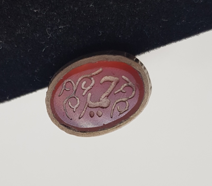 AKİK TAŞI ÜZERİ EL KAZIMA İŞÇİLİKLİ VE GÜMÜŞ TUTMAÇLI NADİR ŞAHIS MÜHRÜ