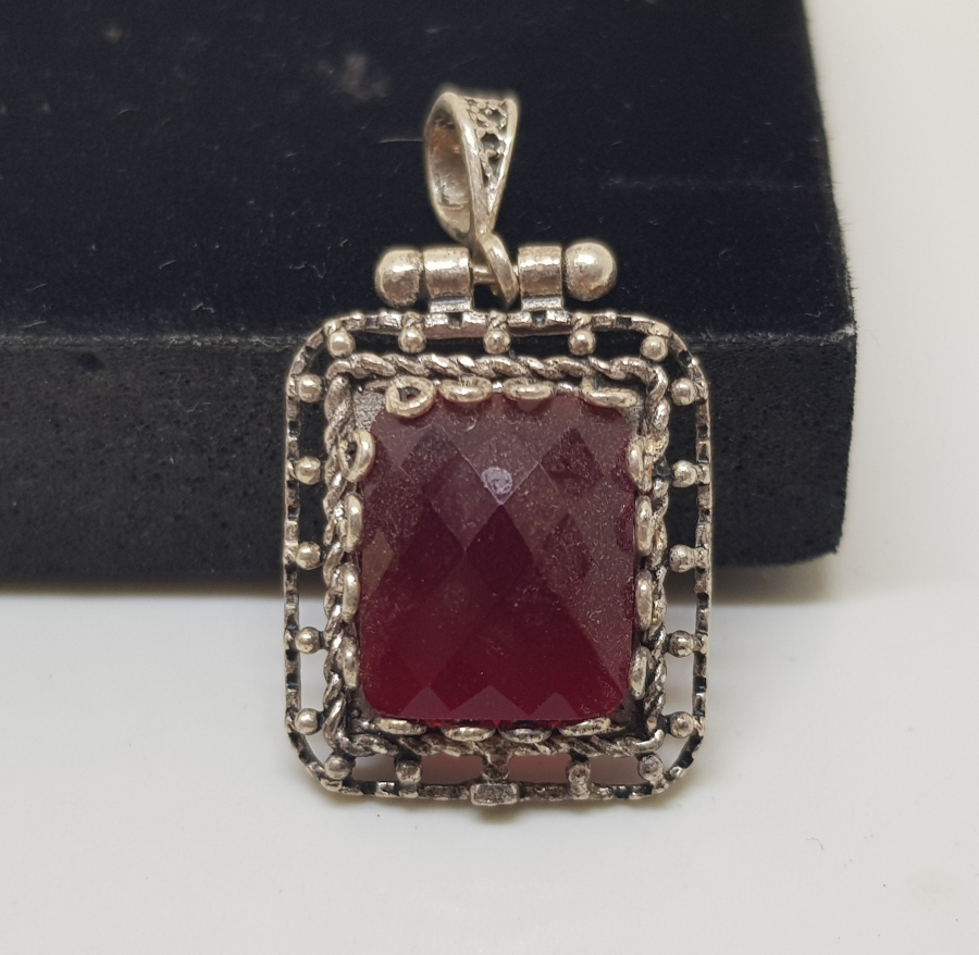 ÜZERİNDE FASETA KESİMLİ AKİK TAŞI BULUNAN GÜMÜŞ KOLYE UCU