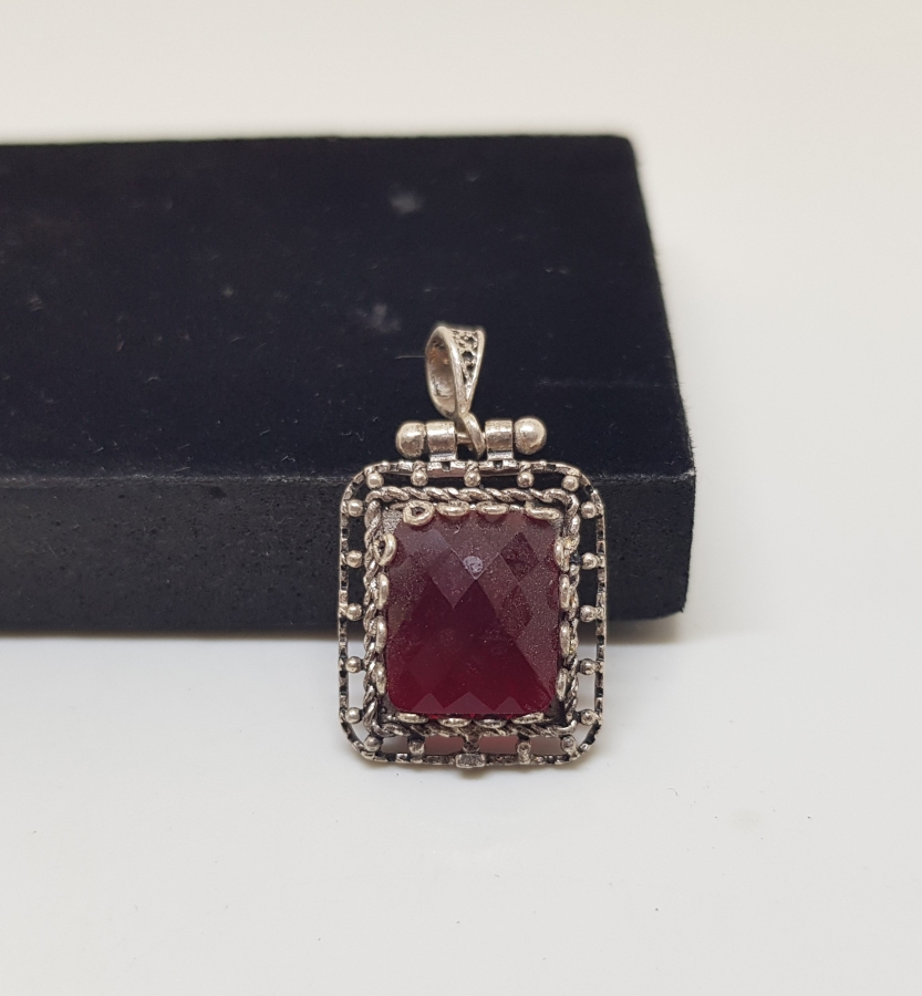 ÜZERİNDE FASETA KESİMLİ AKİK TAŞI BULUNAN GÜMÜŞ KOLYE UCU