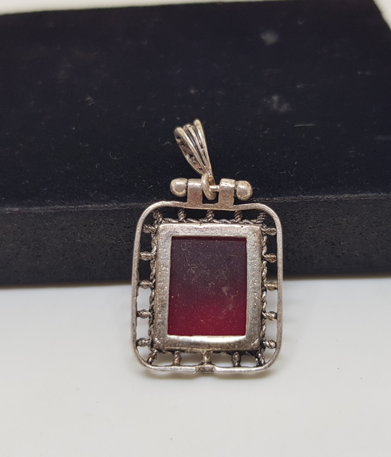 ÜZERİNDE FASETA KESİMLİ AKİK TAŞI BULUNAN GÜMÜŞ KOLYE UCU