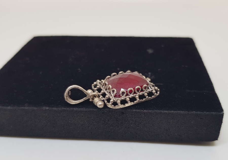 ÜZERİNDE FASETA KESİMLİ AKİK TAŞI BULUNAN GÜMÜŞ KOLYE UCU