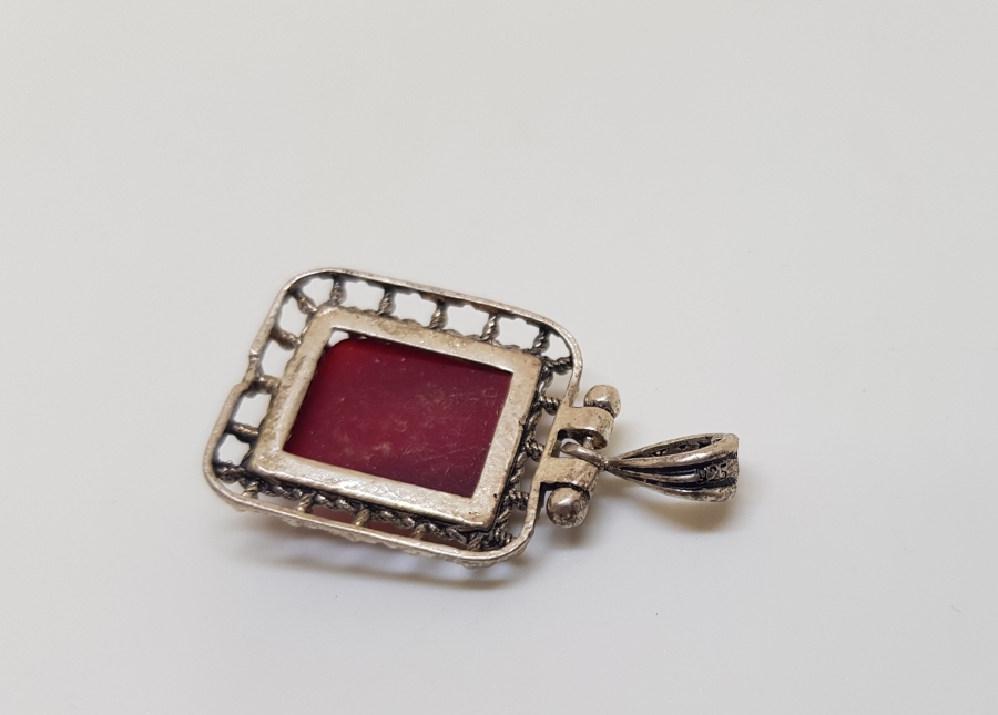 ÜZERİNDE FASETA KESİMLİ AKİK TAŞI BULUNAN GÜMÜŞ KOLYE UCU