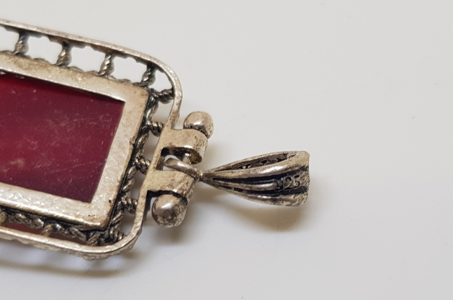 ÜZERİNDE FASETA KESİMLİ AKİK TAŞI BULUNAN GÜMÜŞ KOLYE UCU