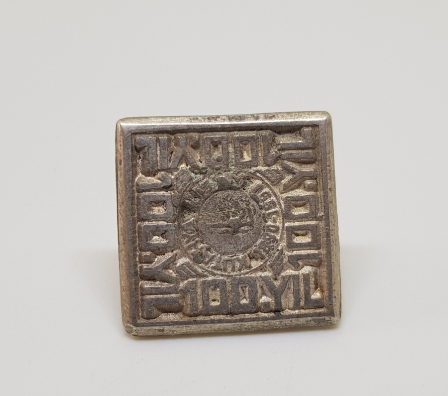 KÜTAHYA LİSESİ'NİN KURULUŞUNUN 100. YILI ANISINA YAPTIRILMIŞ ROZET