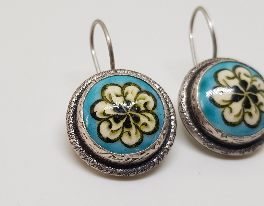 KÜTAHYA İŞİ EL BOYAMA İŞÇİLİKLİ ÇİNİLİ GÜMÜŞ KÜPE