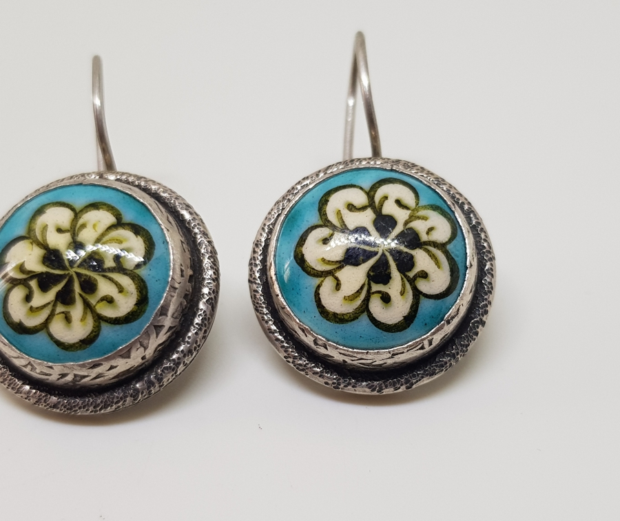 KÜTAHYA İŞİ EL BOYAMA İŞÇİLİKLİ ÇİNİLİ GÜMÜŞ KÜPE