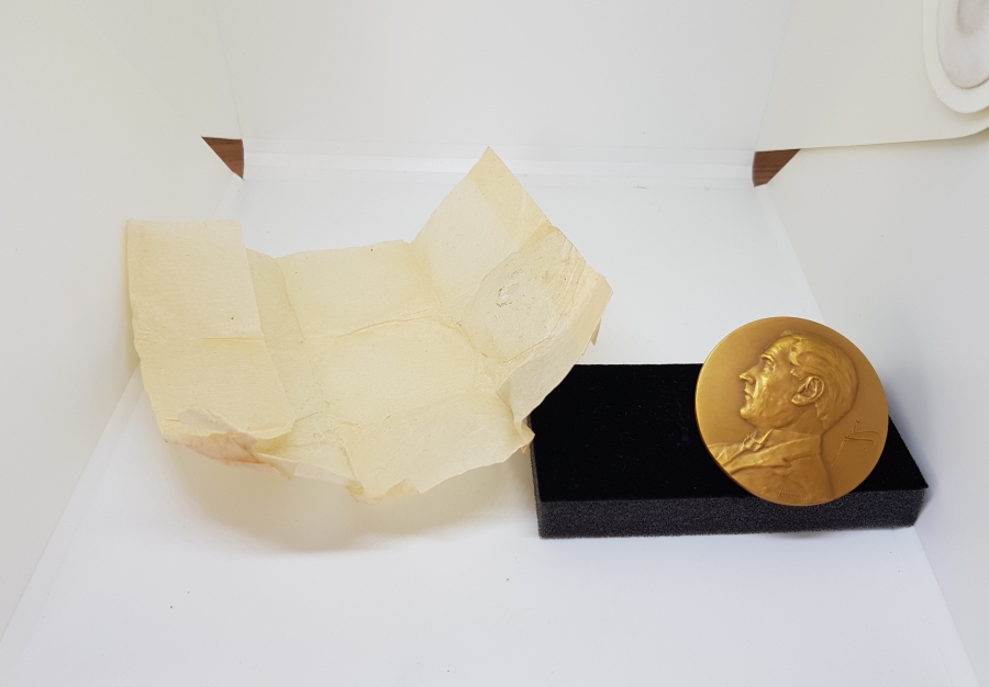 ÜZERİNDE ATATÜRK'ÜN OSMANLICA İMZASI BULUNAN ORJİNAL DARPHANE PAKETİNDE ÇİL MADALYON