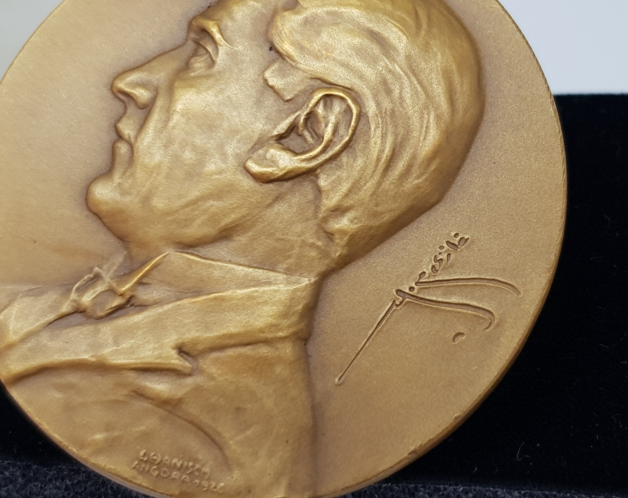 ÜZERİNDE ATATÜRK'ÜN OSMANLICA İMZASI BULUNAN ORJİNAL DARPHANE PAKETİNDE ÇİL MADALYON