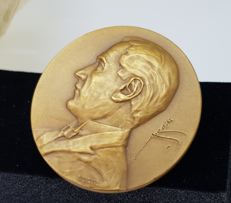 ÜZERİNDE ATATÜRK'ÜN OSMANLICA İMZASI BULUNAN ORJİNAL DARPHANE PAKETİNDE ÇİL MADALYON