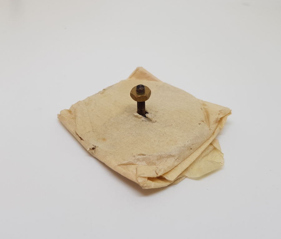 ÜZERİNDE ATATÜRK'ÜN OSMANLICA İMZASI BULUNAN ORJİNAL DARPHANE PAKETİNDE ÇİL MADALYON