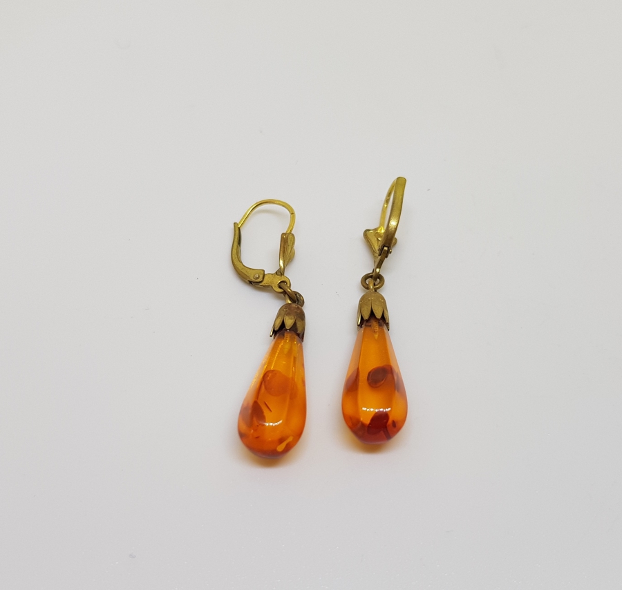 SU DAMLASI FORMUNDA YAPILMIŞ DAMLA KEHRİBAR KÜPE