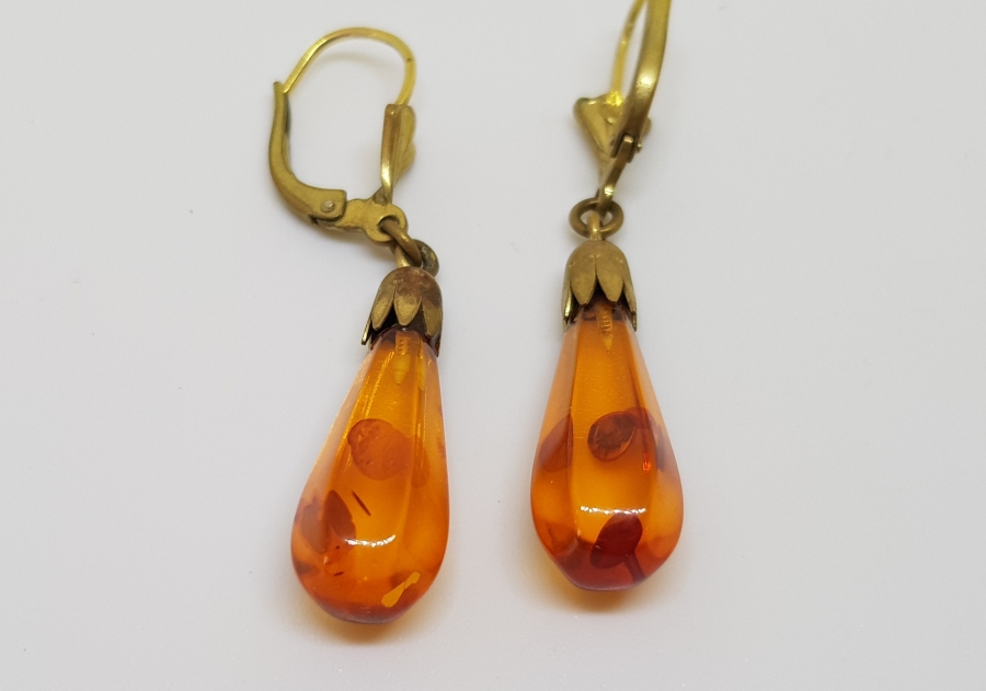 SU DAMLASI FORMUNDA YAPILMIŞ DAMLA KEHRİBAR KÜPE