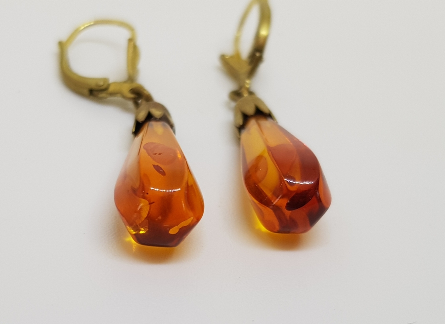 SU DAMLASI FORMUNDA YAPILMIŞ DAMLA KEHRİBAR KÜPE