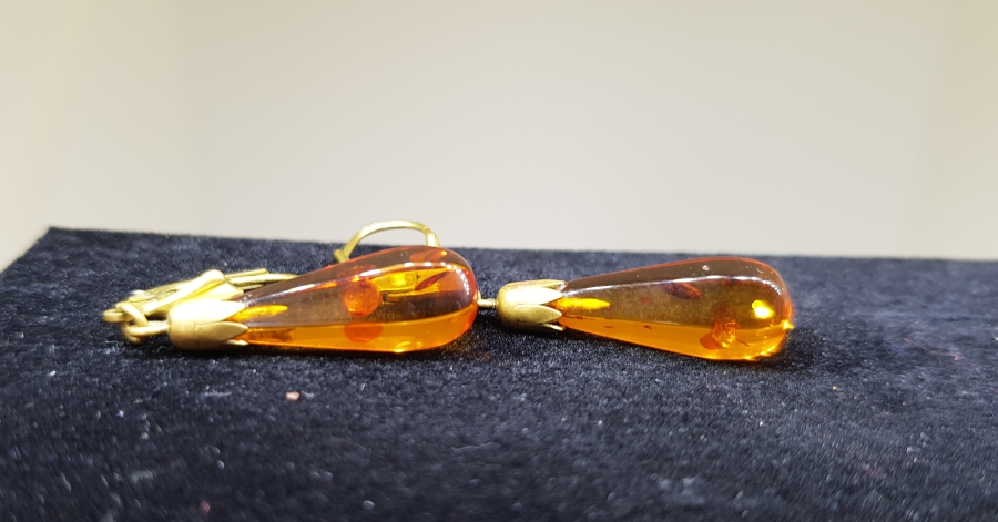 SU DAMLASI FORMUNDA YAPILMIŞ DAMLA KEHRİBAR KÜPE