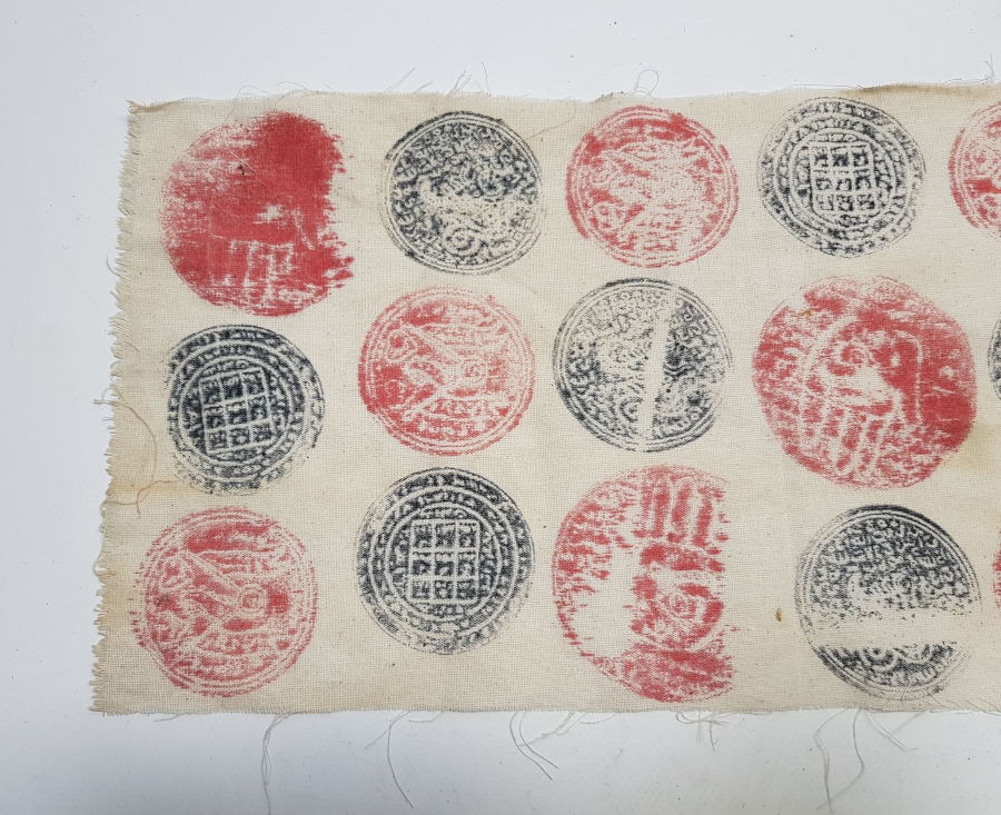 ÜZERİ TILSIM MÜHÜRLERLE DOLU ANTİKA KIYAFET PARÇASI