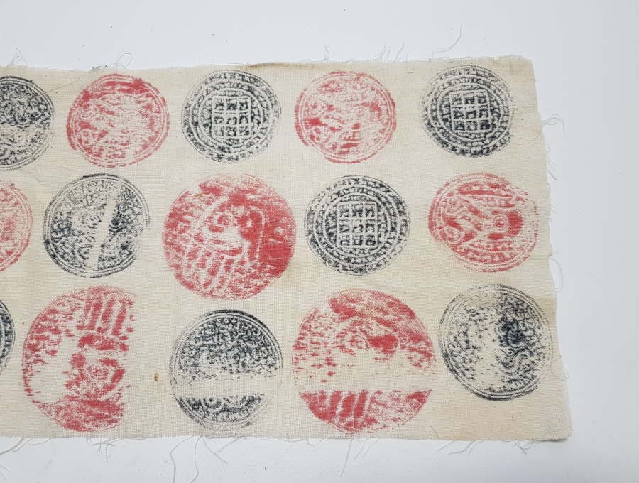 ÜZERİ TILSIM MÜHÜRLERLE DOLU ANTİKA KIYAFET PARÇASI