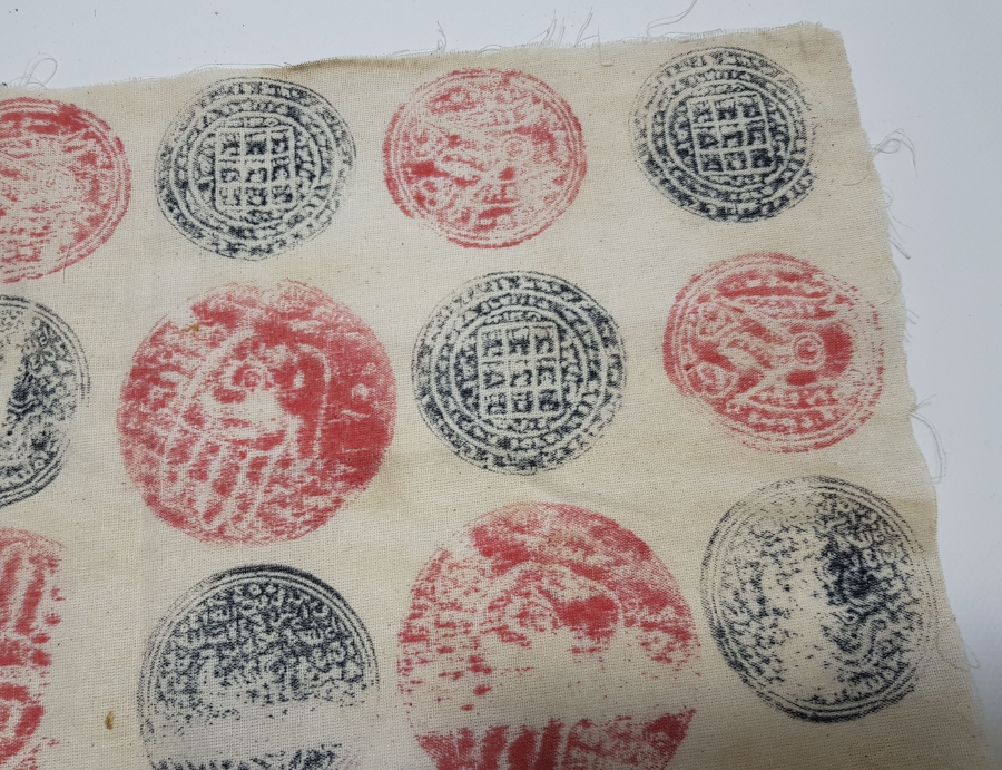 ÜZERİ TILSIM MÜHÜRLERLE DOLU ANTİKA KIYAFET PARÇASI