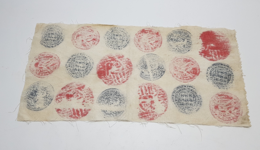 ÜZERİ TILSIM MÜHÜRLERLE DOLU ANTİKA KIYAFET PARÇASI