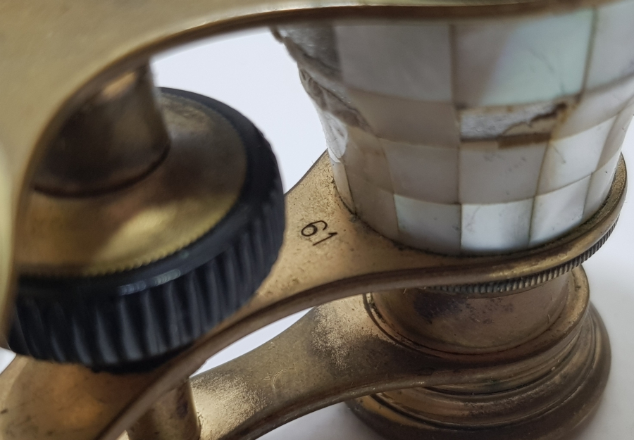 ÜZERİ SEDEFLİ ANTİKA OPERA DÜRBÜNÜ