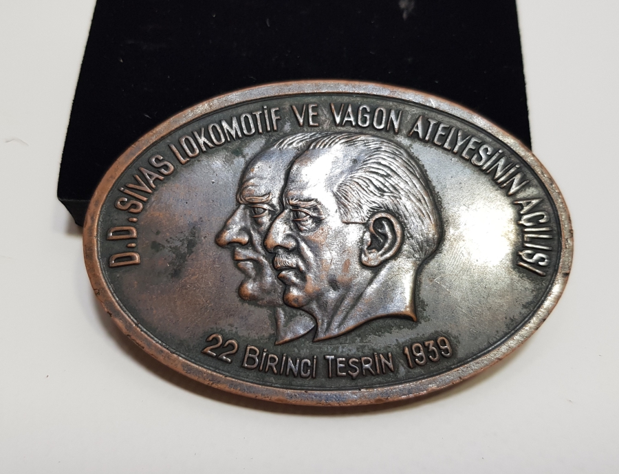 DEVLET DEMİR YOLLARI SİVAS LOKOMOTİF VE VAGON ATELYESİNİN AÇILIŞI ANISINA BASTIRILMIŞ VE DAĞITILMIŞ MADALYON