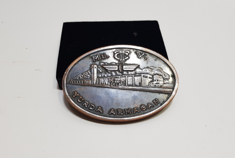 DEVLET DEMİR YOLLARI SİVAS LOKOMOTİF VE VAGON ATELYESİNİN AÇILIŞI ANISINA BASTIRILMIŞ VE DAĞITILMIŞ MADALYON