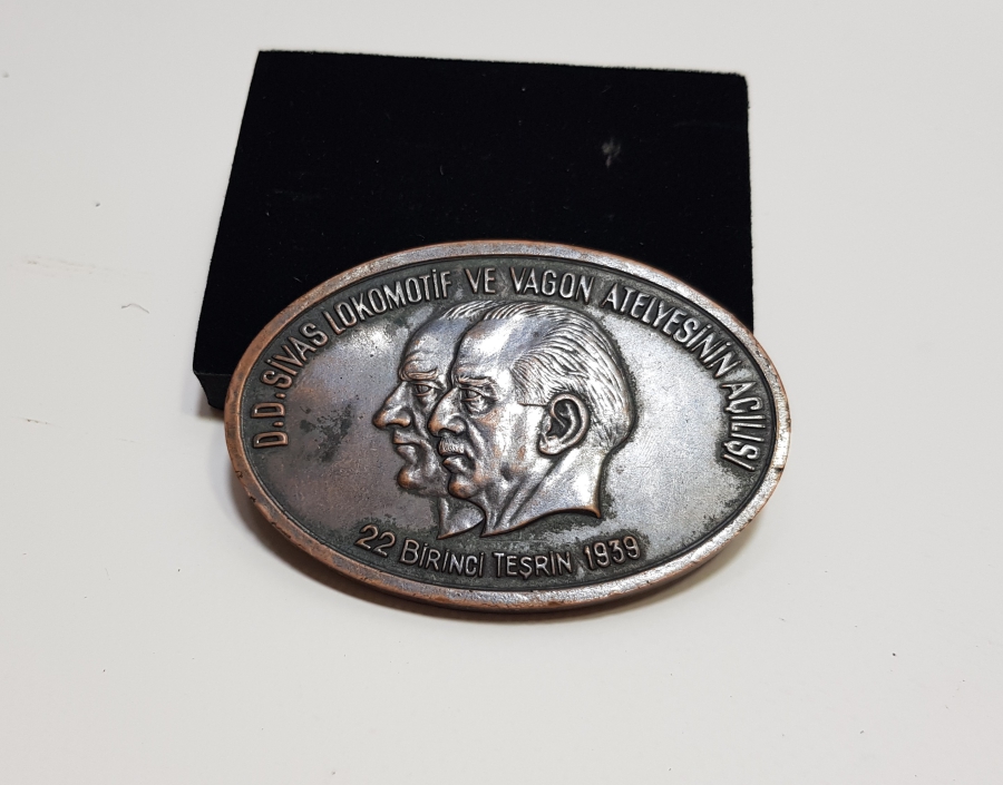 DEVLET DEMİR YOLLARI SİVAS LOKOMOTİF VE VAGON ATELYESİNİN AÇILIŞI ANISINA BASTIRILMIŞ VE DAĞITILMIŞ MADALYON