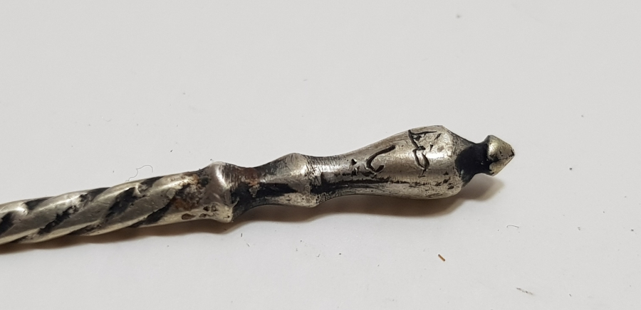 ÜST KISMINDA OSMANLICA YA HAFIZ YAZILI ÇOK NADİR TILSIMLI GÜMÜŞ İĞNE