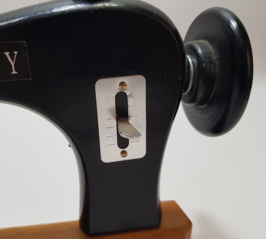 DİKİŞ MAKİNESİ FORMUNDA YAPILMIŞ NADİR ANTİKA FOTOĞRAF ÇERÇEVESİ