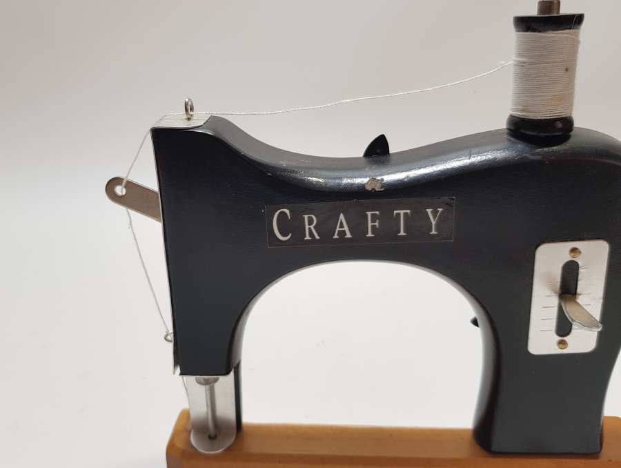 DİKİŞ MAKİNESİ FORMUNDA YAPILMIŞ NADİR ANTİKA FOTOĞRAF ÇERÇEVESİ