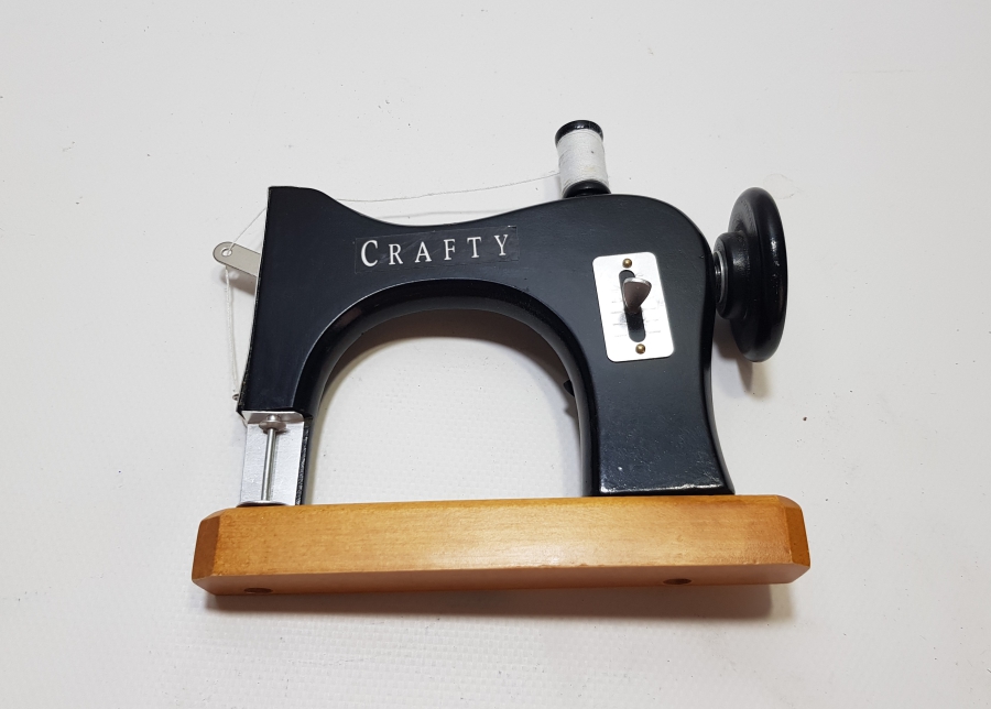 DİKİŞ MAKİNESİ FORMUNDA YAPILMIŞ NADİR ANTİKA FOTOĞRAF ÇERÇEVESİ