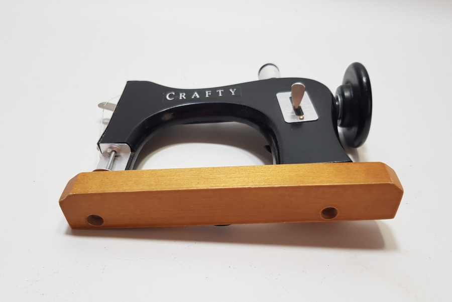 DİKİŞ MAKİNESİ FORMUNDA YAPILMIŞ NADİR ANTİKA FOTOĞRAF ÇERÇEVESİ