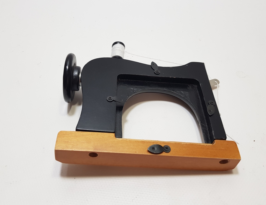 DİKİŞ MAKİNESİ FORMUNDA YAPILMIŞ NADİR ANTİKA FOTOĞRAF ÇERÇEVESİ