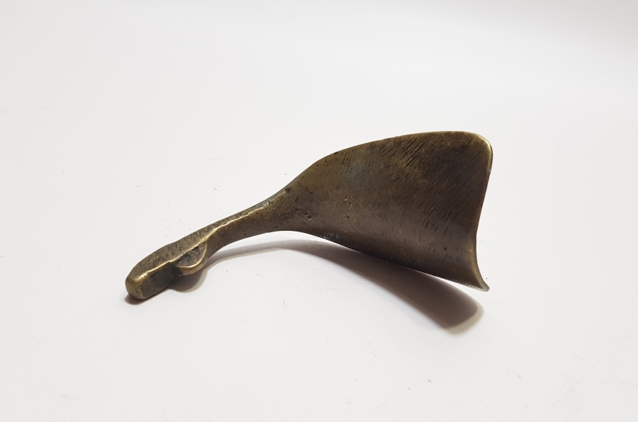 ÜZERİNDE OSMANLICA TAŞHAN YAZILI OSMANLI DÖNEMİ AYAKKABI ÇEKECEĞİ