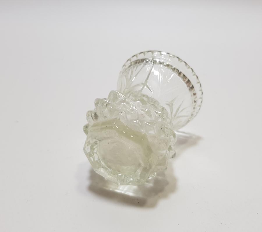 KABARTMA VE KRİSTAL KESME İŞÇİLİKLİ ANTİKA CAM HOKKA