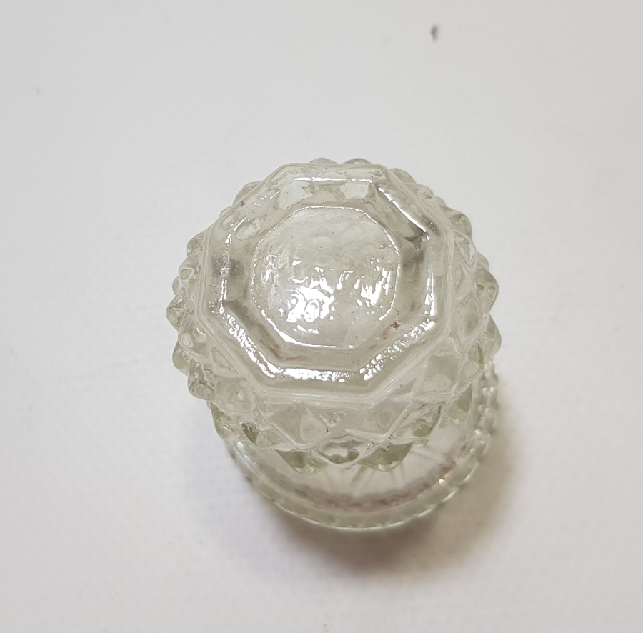 KABARTMA VE KRİSTAL KESME İŞÇİLİKLİ ANTİKA CAM HOKKA