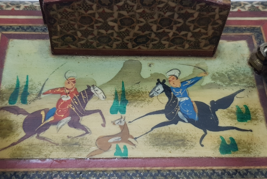 MİNYATÜR VE MARKUTERİ İŞÇİLİKLİ ANTİKA MASA ÜSTÜ KALEMLİĞİ